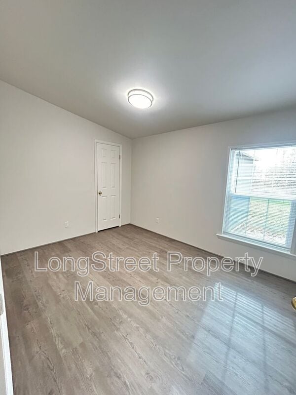 Building Photo - 2520 NW Robinhood St