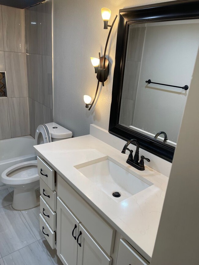 Building Photo - Newly Renovated One Bedroom Near SMU!