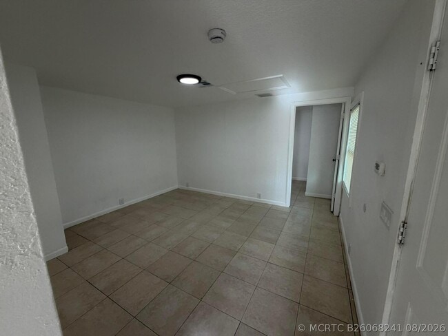 Building Photo - 926 S F St