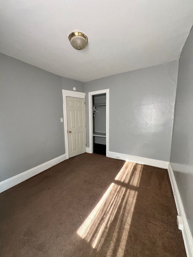 Building Photo - 3 Bedroom 1 Bath Available for Rent