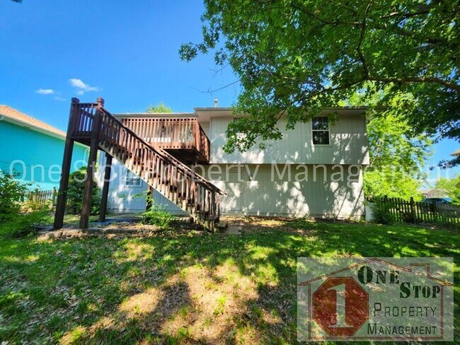 Building Photo - 4 bedroom, 2.5 bathroom, 2 car garage home...