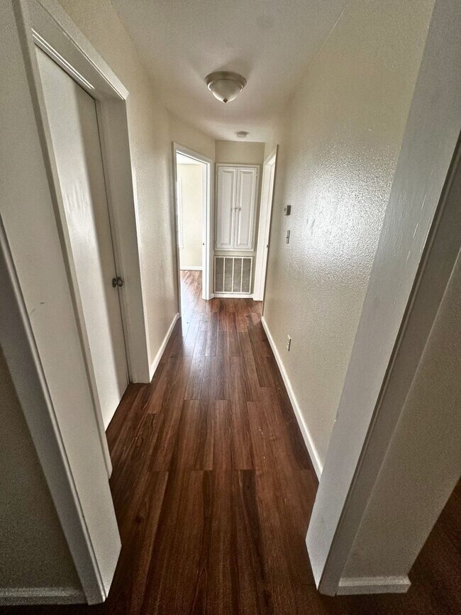 Building Photo - Cozy Charming Country Home