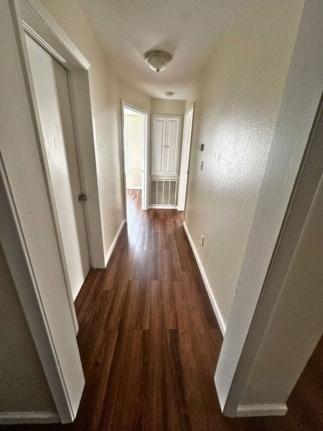 Building Photo - Cozy Country