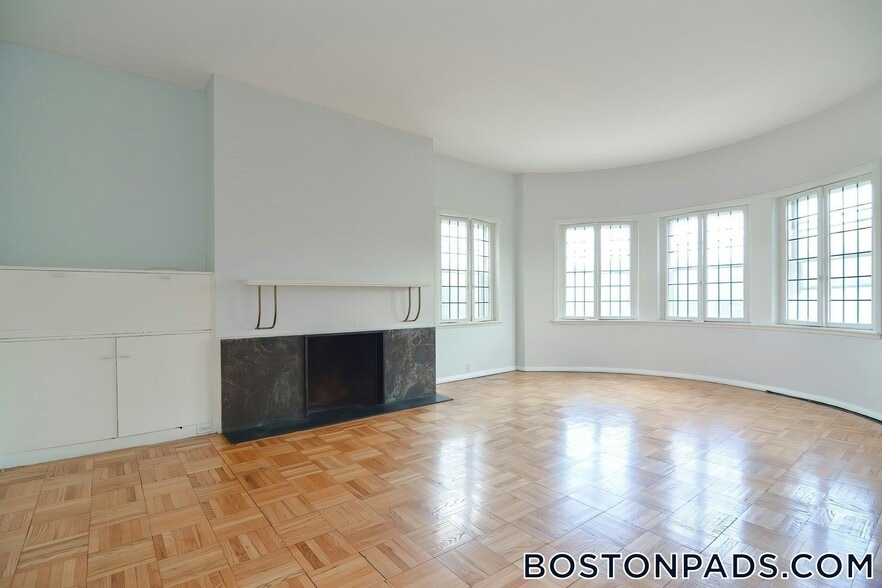 Building Photo - 923 Beacon St