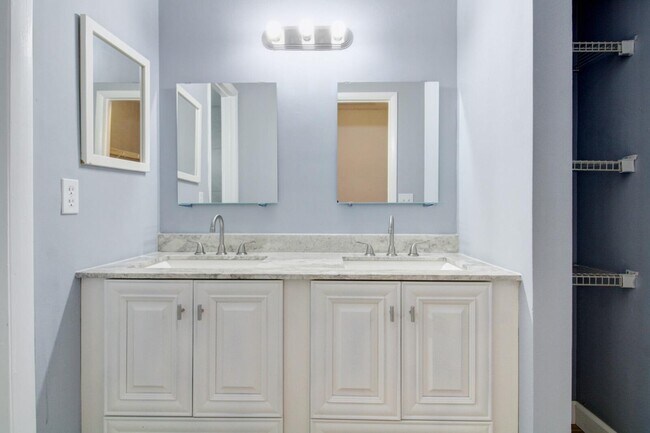 Building Photo - 960 N Franklin Ave