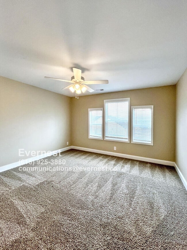 Building Photo - Spacious 4-Bedroom Home with Modern Comfor...