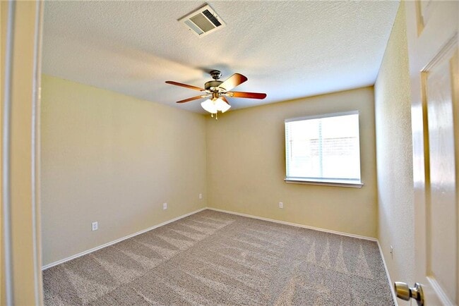 Building Photo - 1110 Henderson Dr