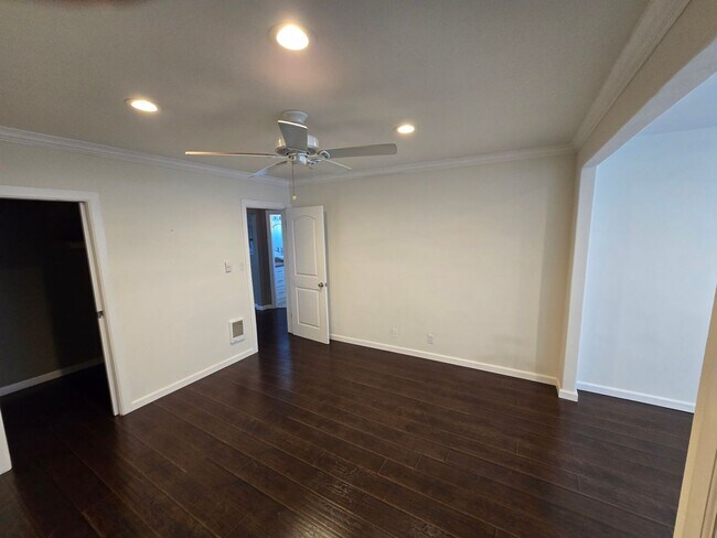 Building Photo - Spacious 2BR/2BA Near the Beach — Garage, Pets OK, Available Now