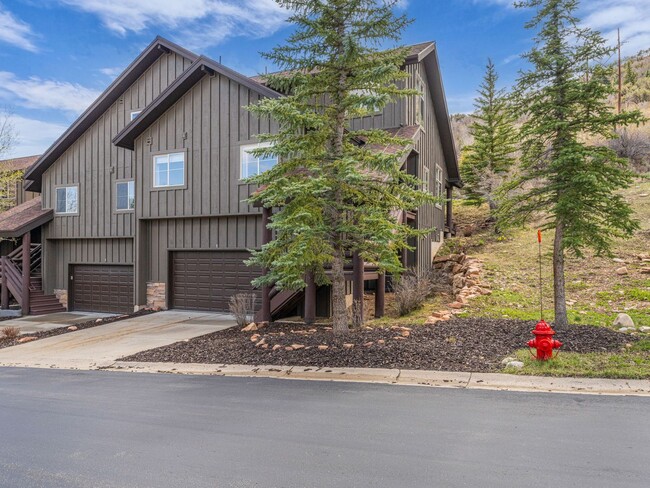Building Photo - End-Unit Townhome in Cove Canyon