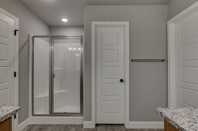 Building Photo - 802 Delaney Dr