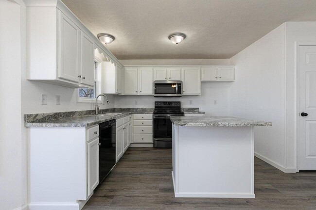Building Photo - Updated 3 bedroom 2 bathroom 2 car garage ...