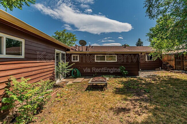 Building Photo - 400 Lily Ln