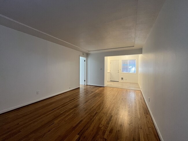 Building Photo - Cozy 1-Bedroom Apartment with Natural Light & Outdoor Living-Single level, feels more like a home...