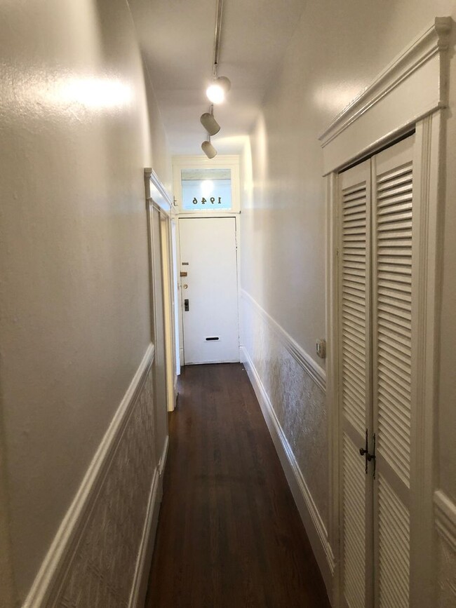 Building Photo - Big flat w/high ceilings, hardwood floors,...