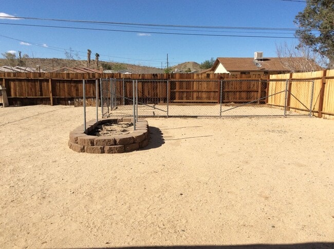 Building Photo - 2 Bedroom with large back yard