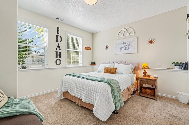 Building Photo - 7400 Newbrook Dr