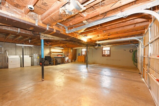 Building Photo - **ONE-SIDE-OF-A-DUPLEX HOME MINUTES FROM NASHVILLE WEST AND DOWNTOWN WITH A GORGEOUS LARGE YARD**