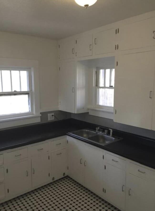 Building Photo - 213 Princeton Dr SE