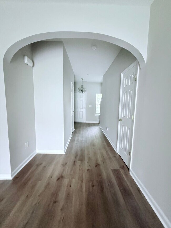 Building Photo - 2 Bedroom Townhome in gated community - Cu...