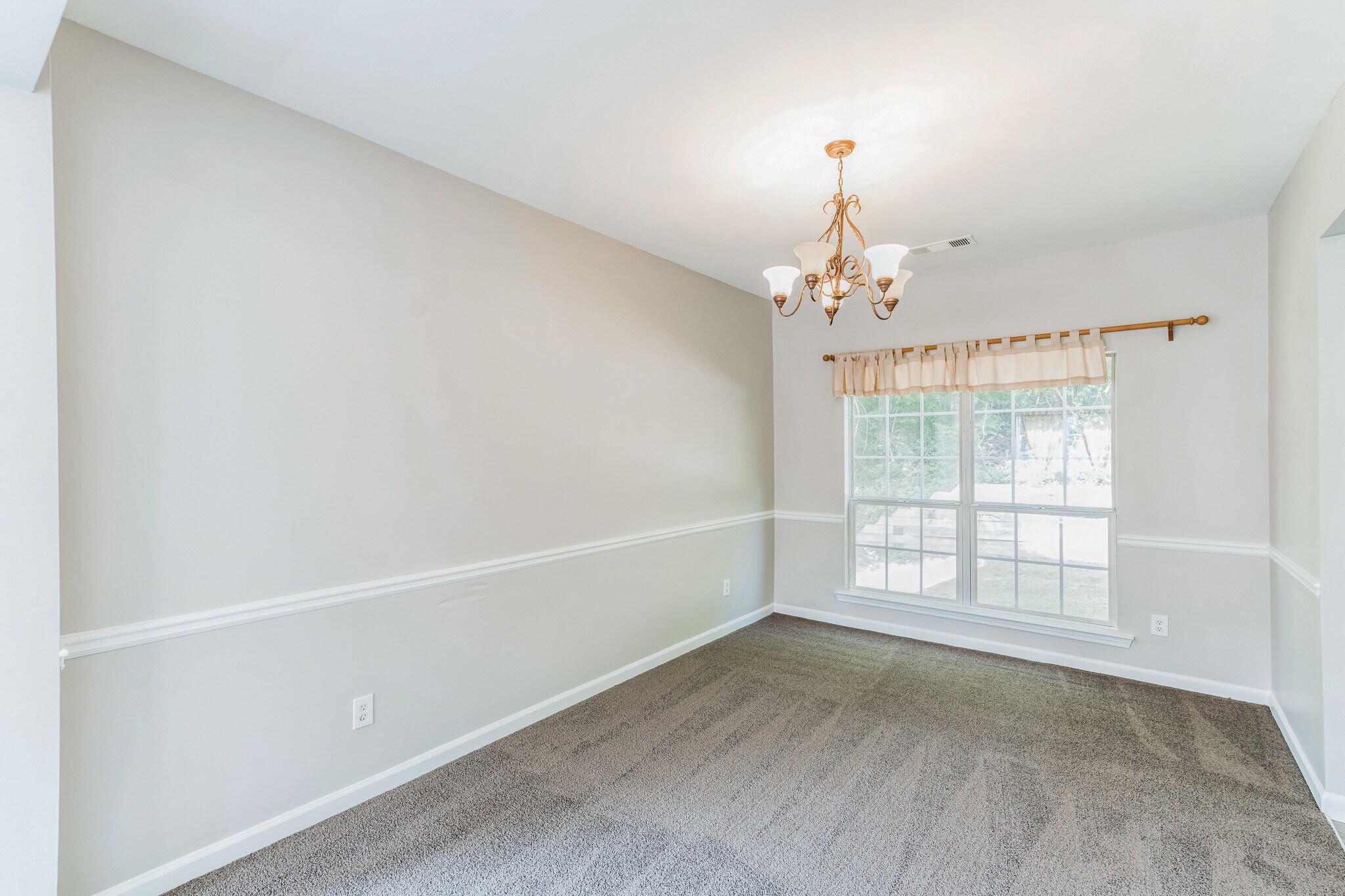 Building Photo - 2453 Lakebrooke Dr