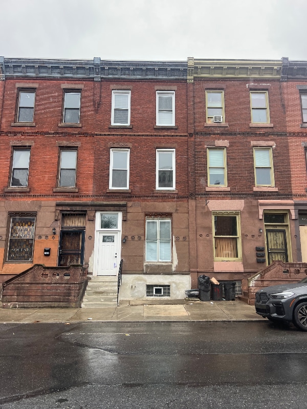Primary Photo - 1926 W Diamond St