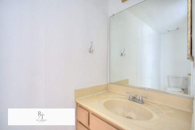Building Photo - Beautiful Front Unit in Gated Community – ...