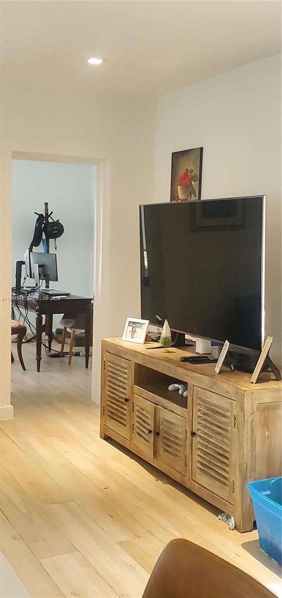 Building Photo - 1600 SW 17th Ave