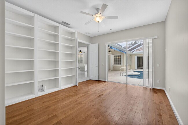 Building Photo - 121 Savona Dr