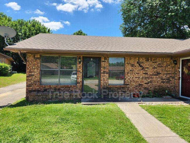 Building Photo - 2501 Oakhurst Dr