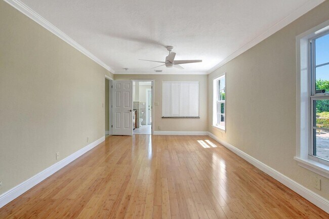 Building Photo - 4610 Pine Tree Dr