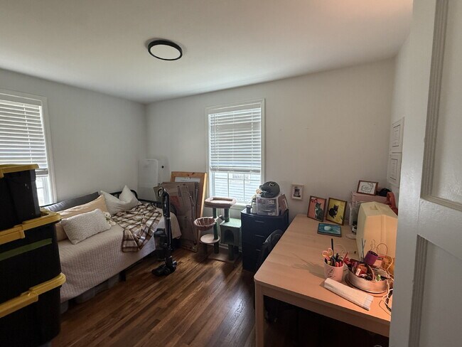 Building Photo - AVAILABLE EARLY JULY:  UPDATED 2 BEDROOM 1...
