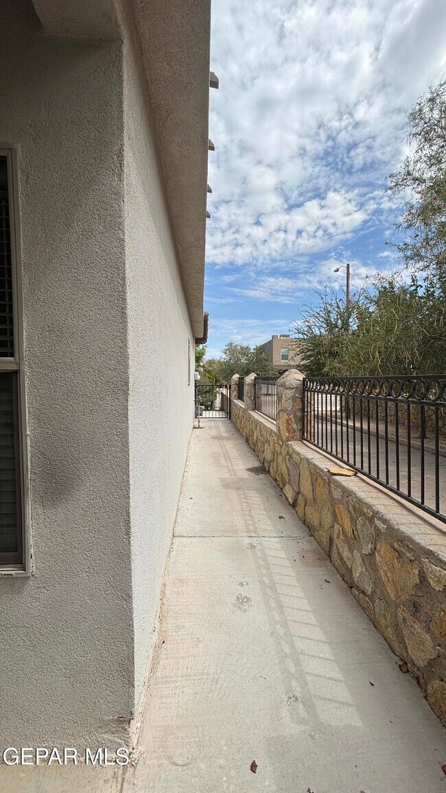 Building Photo - 6561 Hoop St