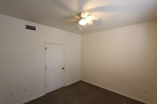 Building Photo - $500 off 1st months Rent!_3-Bedroom Summit Park Condo with Fireplace, Balcony & Covered Parking