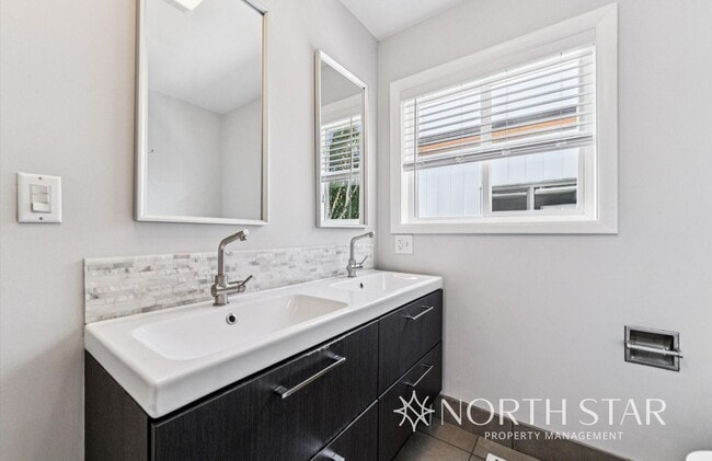 Building Photo - Newly renovated stunning lakefront home.