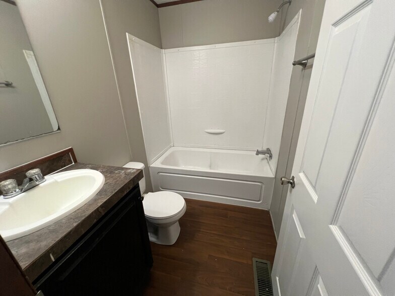 Building Photo - 114 Plum St