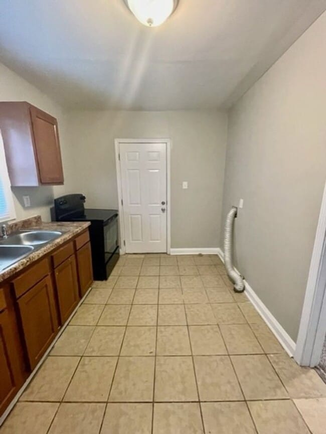 Building Photo - Come take a look at this cozy 3 Bedroom 1 Bath Home. It's Located in Revolution Park Neighborhood