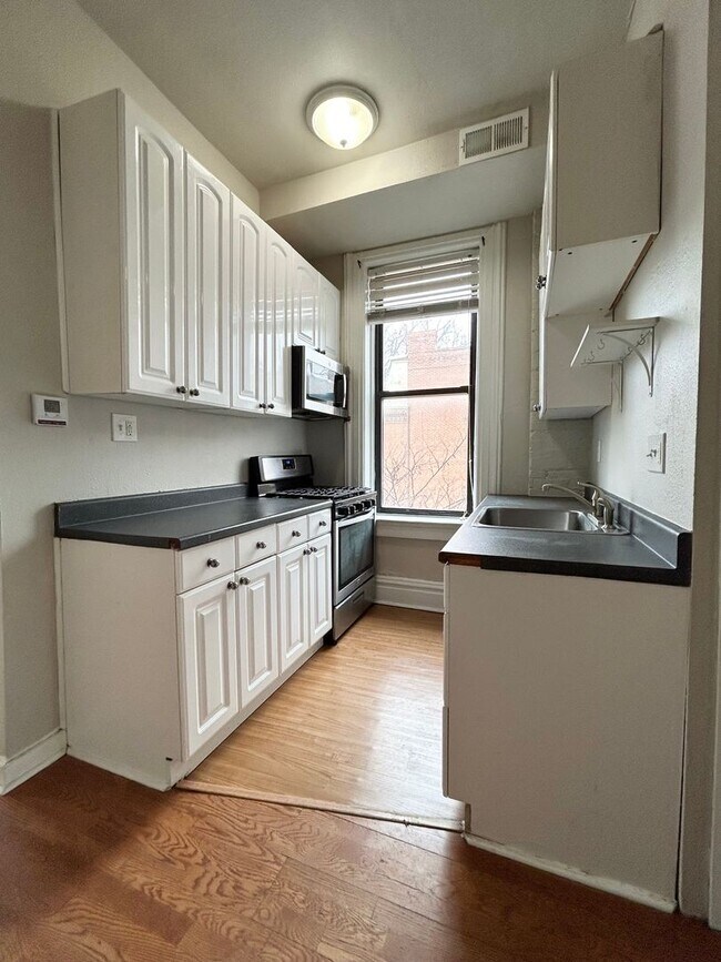 Building Photo - 2300 S 9th St