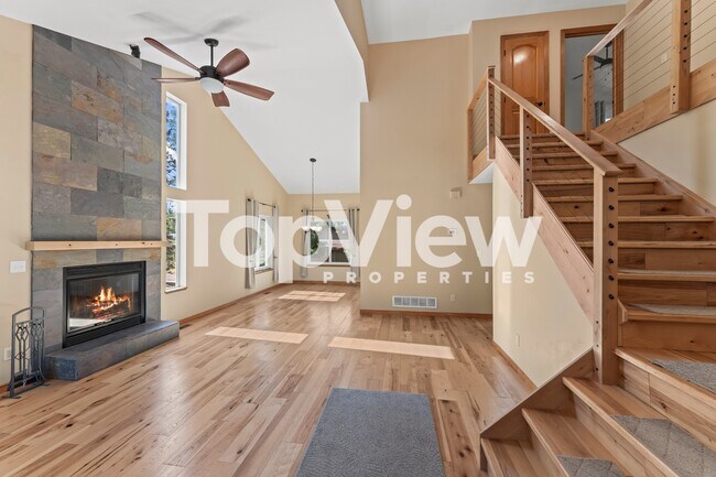 Building Photo - 2205 Valley View Dr