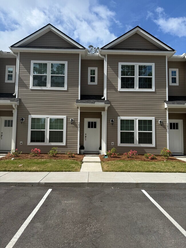 Building Photo - 102 Twin Rivers Dr