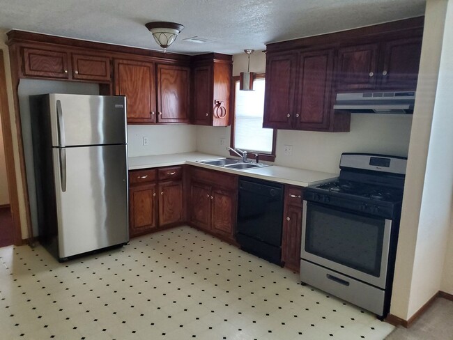 Building Photo - 2 bed 1 bath house with central heat and a...