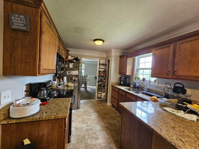 Building Photo - 692 Winding Bluff Way