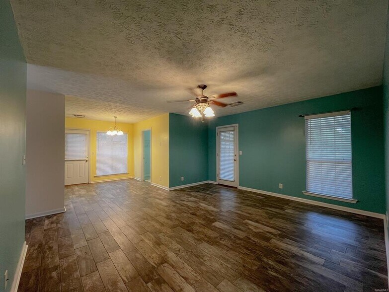 Building Photo - 121 Hickory Trail