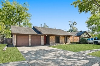 Building Photo - 16334 Hollow Wood Dr