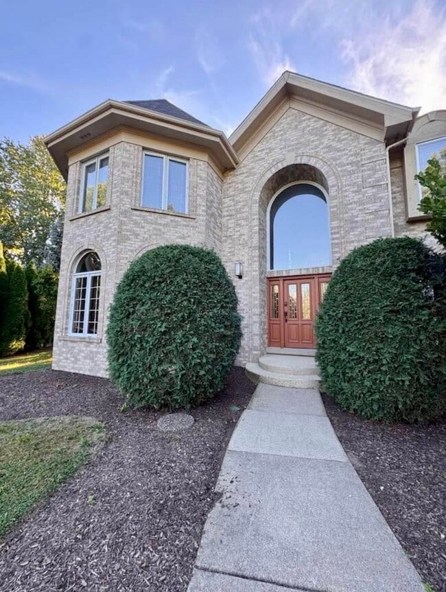 Building Photo - 8S210 Stonehedge Dr