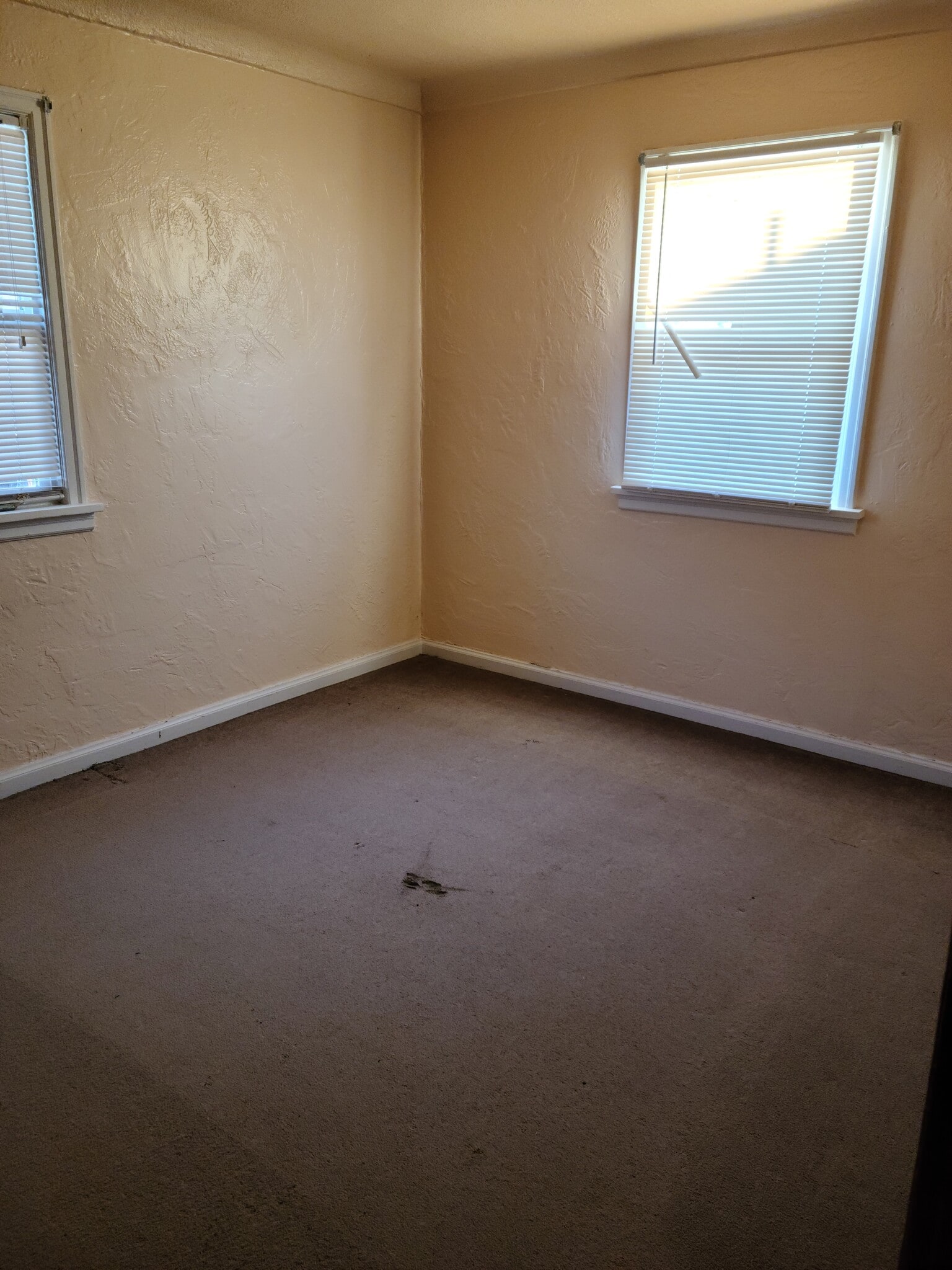 bedroom - 945 E Lander St