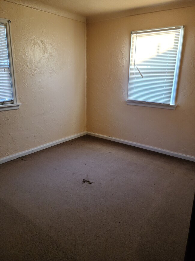 bedroom - 945 E Lander St