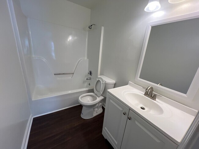 Building Photo - 2 Bedroom Community on the Corner of Baxte...