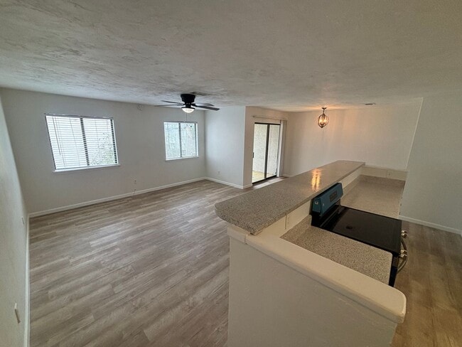 Building Photo - 2 Bedroom 2 1/2 bath in the Lakes Townhome...