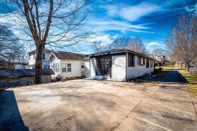 Building Photo - 1101 W Charles Bussey Ave