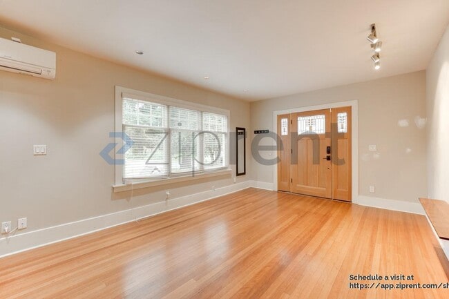 Building Photo - 3332 35th Ave S